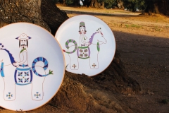 Piatto_murale_cavalieri_ceramica_grottaglie_pasqualino_piludu_ceramics