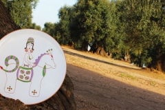 piatto_murale_caveliere_donna_ceramica_grottaglie_pasqualino_piludu_ceramics